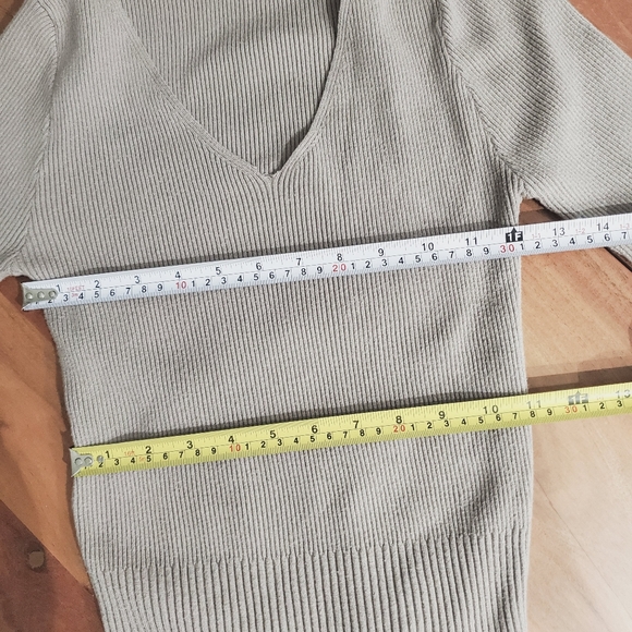 V-Neck Lightweight Ribbed Sweater In Taupe - Picture 7 of 8